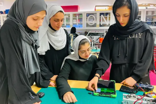 روباټ جوړوونکې نجونې