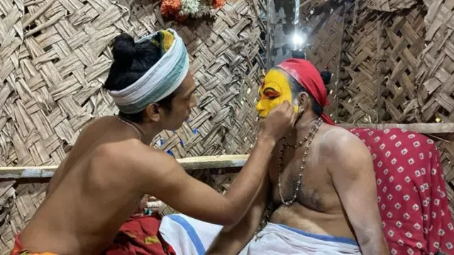 दैवी सादरीकरणासाठीची तयारी करताना