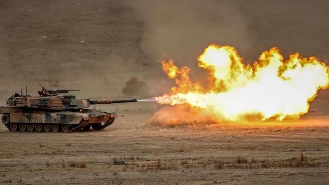 Tanque Abrams dispara durante un ejercicio militar