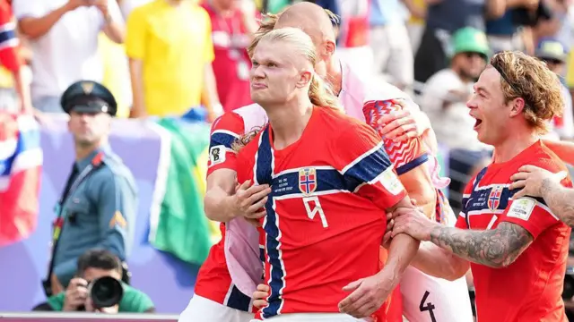 Erling Haaland celebrando gol contra o Brasil. 