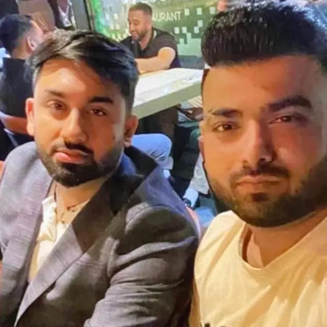 ठिंड सांगतो की, रझा सहा जणांच्या टीमला निशुल्क सहलीसाठी दुबईला घेऊन गेला होता