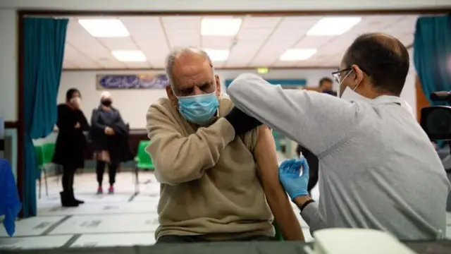 கோவிட் தடுப்பூசியைத் திரும்பப் பெற்ற அஸ்ட்ராஜெனெகா 