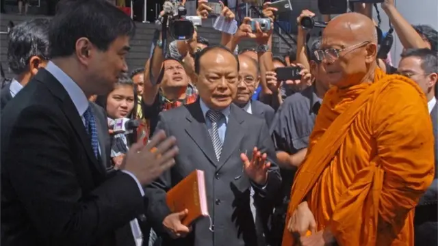 นายอภิสิทธิ์ และพระสุเทพ ปภากโร เดินทางไปศาลอาญา เมื่อ 28 ส.ค. 2557 ในการนัดตรวจพยานหลักฐานคดีสั่งสลายการชุมนุม นปช. ความผิดฐานร่วมกันก่อหรือใช้ให้ผู้อื่นกระทำหรือฐานฆ่าผู้อื่นโดยเจตนา และพยายามฆ่าผู้อื่นโดยเจตนา