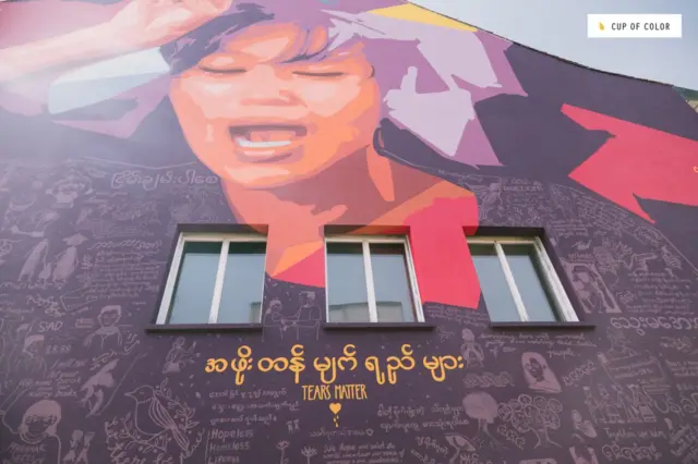 မြန်မာပြည်သူတွေ အားလုံးကို ကိုယ်စားပြုတဲ့ သဘောနဲ့ သာမန် အရပ်သူလေးပုံကိုရွေးချယ်