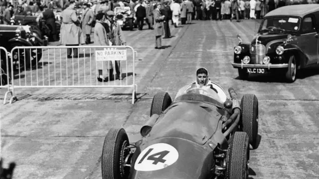 Włoszka Maria Teresa de Filippis, pierwsza kobieta, która startowała w Formule 1, w swoim Maserati podczas 11. wyścigu w Silverstone, 3 maja 1959 r.