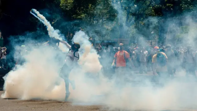 Jóvenes y la policía se enfrentan