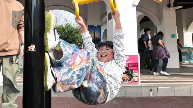 Aiden在攀爬架上玩耍。