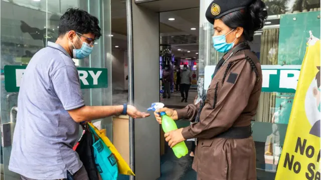 লকডাউনের সময় সীমা আরো এক দফা বাড়ানো হয়েছে।