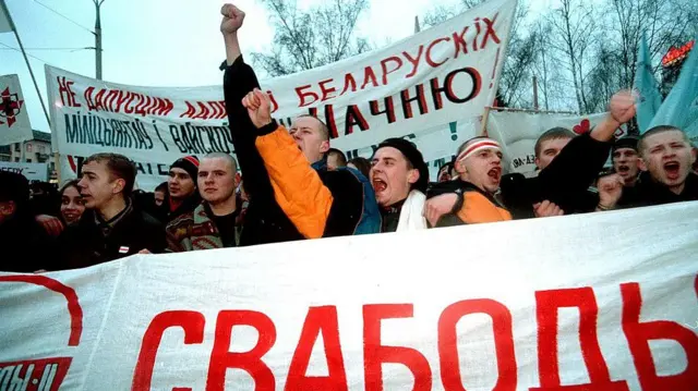 বেলারুসে অ্যালেকজান্ডার লুকাশেঙ্কোর দীর্ঘদিনের শাসনের বিরুদ্ধে বিক্ষোভও চলছে বহুদিন ধরে। এটা ২০০০ সালের ছবি