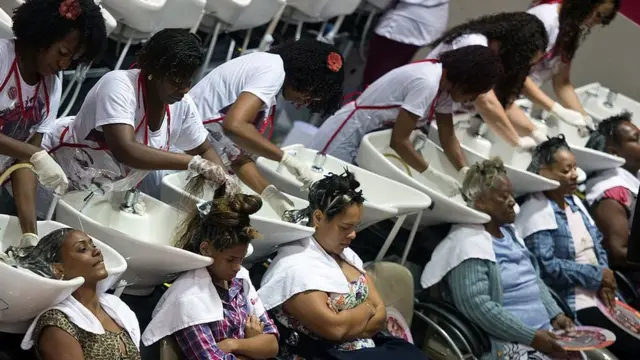 Mulheres lavando o cabeloesportes da sorte é regulamentadosalãoesportes da sorte é regulamentadobeleza no Rioesportes da sorte é regulamentadoJaneiro