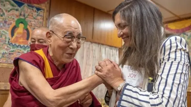 दलाई लामासँग भेट्दै अज्रा