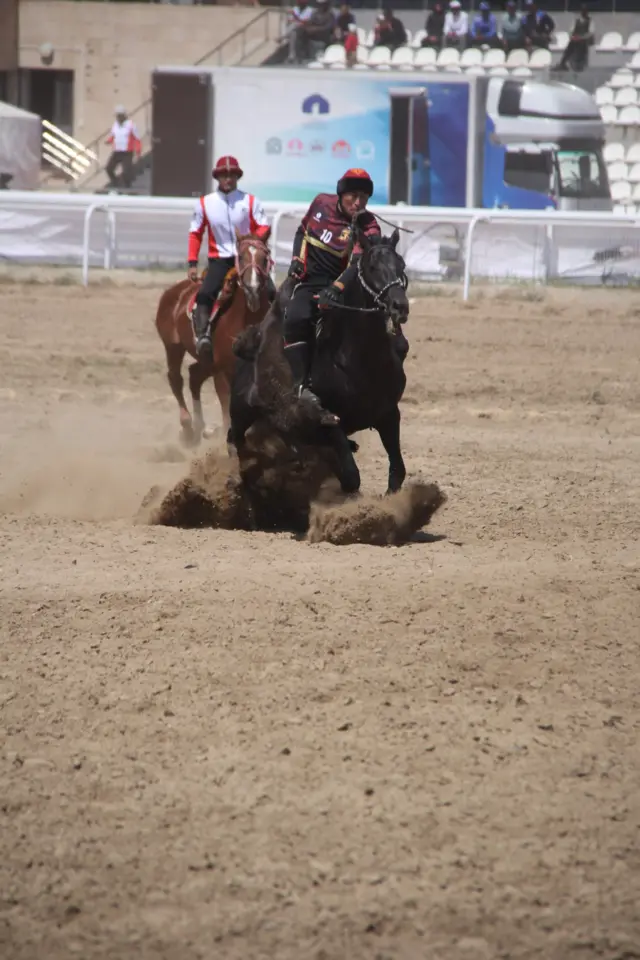 Манас Ниязов "Кулунду" менен сабалап келе жаткан чагы