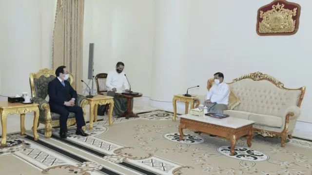 ၂၀၂၂ ခုနှစ်တုန်းက စစ်ခေါင်းဆောင် ဗိုလ်ချုပ်မှူးကြီး မင်းအောင်လှိုင်နဲ့ ဂျပန်နိုင်ငံ၊ လစ်ဘရယ်ဒီမိုကရက်တစ်ပါတီ၊ အောက်လွှတ်တော်အမတ် Mr. Hiromichi Watanabe တို့ တွေ့ဆုံခဲ့တဲ့မြင်ကွင်း