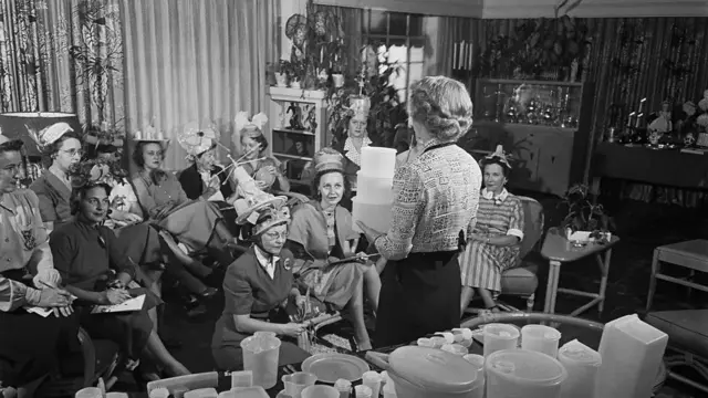 L'engouement pour les Tupperware Party, qui a débuté dans les années 1950, a montré que certaines personnes avaient de grandes capacités de persuasion (Crédit : Getty Images).
