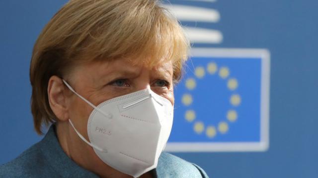 Canciller Angela Merkel con una máscara