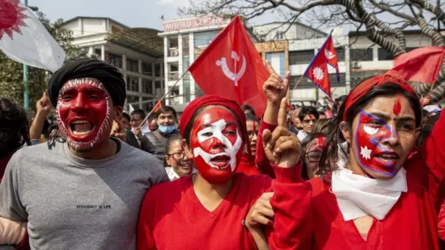 प्रतिनिधिसभा पुनर्स्थापना गर्ने निर्णयपछि नेकपाका कार्यकर्ता उत्सव मनाउँदै