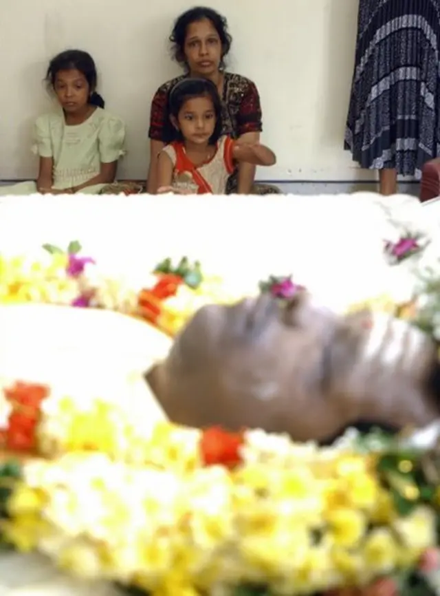 සිය ස්වාමිපුරුෂයා වූ පාර්ලිමේන්තු මන්ත්‍රී ටී මහේෂ්වරන් 2008 වසරේදී ඝාතනය වීමෙන් පසු ඔහුගේ බිරිඳ විජයකලා මහේෂ්වරන් දේශපාලනයට පිවිසියාය