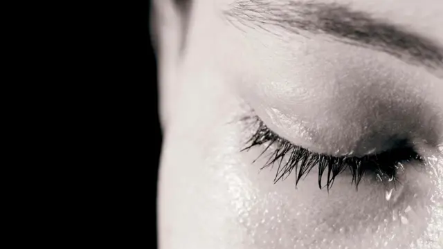 По слезной борозде из глаз стекают слезы