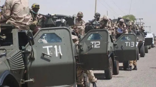 Awọn ọmọ ogun ninu ọkọ ologun