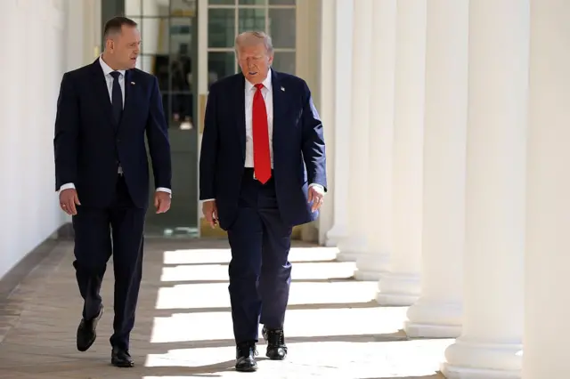 Prezydent USA Donald Trump i prezydent Polski Karol Nawrocki idą do Gabinetu Owalnego w Białym Domu, 3 września 2025 r.