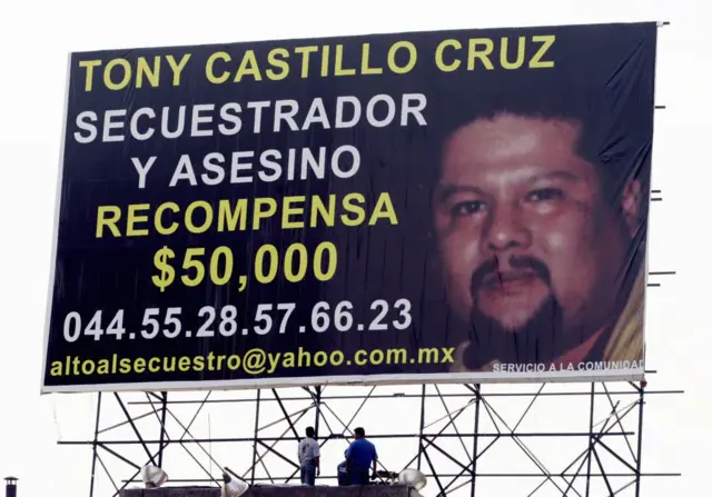 Uno de los espectaculares anuncios que muestra el retrato de un presunto miembro de la banda de secuestradores que raptó a Hugo Alberto Wallace Miranda, de 31 años.