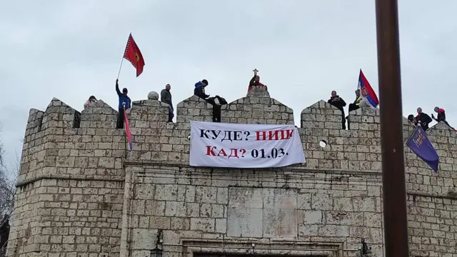 Ferari zastava na protestu u Nišu 