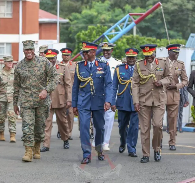 ጀነራል ማይክል ኢ. ላንግለይ ምስ ኣዘዝቲ ሰራዊት ኬንያ፡ ናይሮቢ 