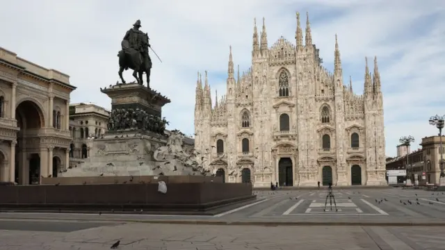Plaza del Duomo de Milán vacía.
