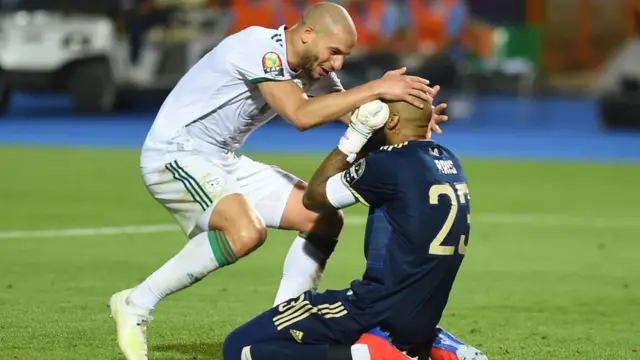 Umwe mu bakinnyi ba Algeria mu byishimo n'umunyezamu Raïs M'Bolhi bamaze gutsinda Nigeria