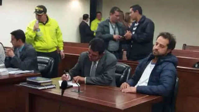 Rafael Uribe Noguera (de chaqueta azul, a la derecha)