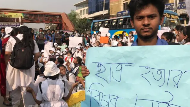 ঢাকার কয়েকটি গুরুত্বপূর্ণ পয়েন্টে সকাল থেকে বিক্ষোভ করে শিক্ষার্থীরা