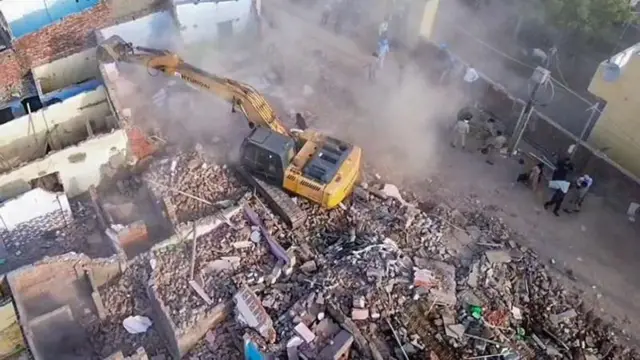 चंडोला झील क्षेत्र के बचे घरों पर भी चला बुलडोज़र