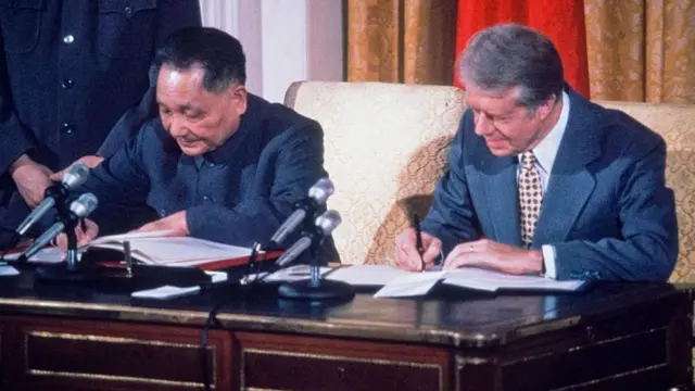 Ông Đặng (trái) và ông Carter ký một thỏa thuận khi ông Đặng tới thăm Mỹ vào tháng 1/1979, sau khi quan hệ chính thức giữa hai nước đã được thiết lập