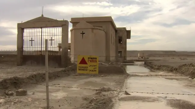 تعمل جمعية هالو تراست البريطانية على إزالة الألغام في منطقة المغطس