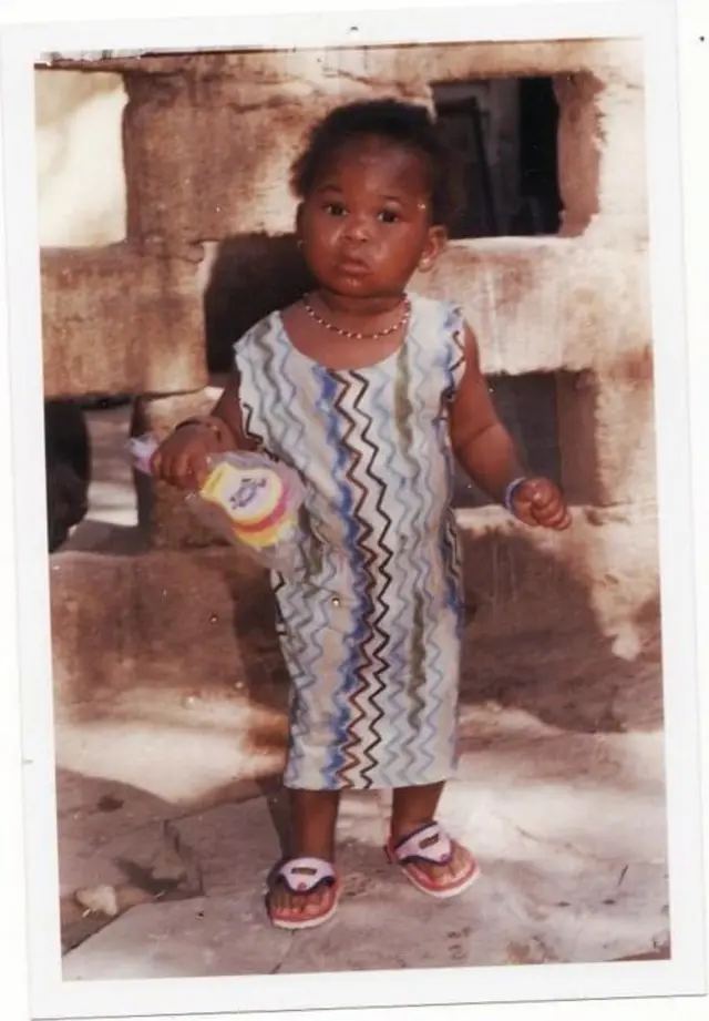 Juliette enfant au Mali se tient debout