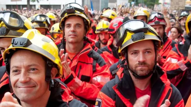 رجال الإطفاء في كاتالونيا يحتجون على عنف الشرطة في يوم الاستفتاء على استقلال الإقليم
