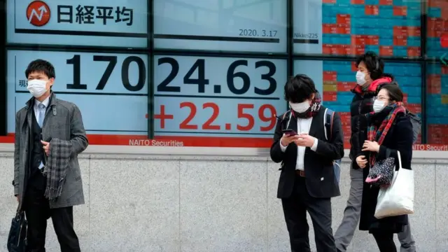 personas frente a un banco