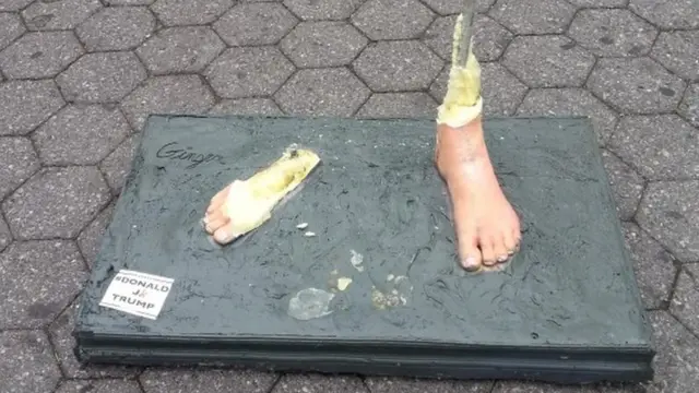 Mabaki ya kinyago cha Donald Trump mjini New York