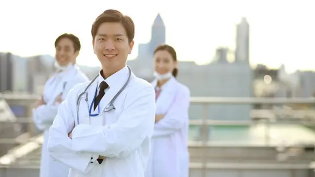 Personnel médical en blouse blanche