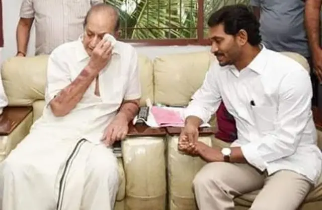 కృష్ణతో జగన్ (విజయ నిర్మల మృతిచెందినప్పుడు పరామర్శించిన సందర్భంలో)