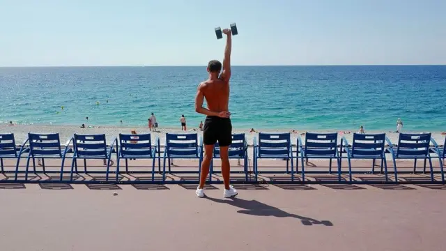 Хотя регулярные физические упражнения и правильное питание могут помочь сохранить здоровье до старости, полезен будет и более специфический подход