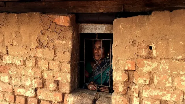 ઘરમાં ઊભેલી મહિલા