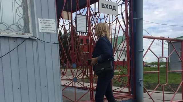 Людмила Денісова біля входу у колонію, де утримується Олег Сенцов