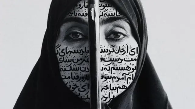 تكشف شيرين نشاط في الصورة التي تحمل اسم "الصمت المتمرد" (1994) النقاب عن موضوعات متضاربة ومتعارضة، تُظهر فيها الضعف والعدوان مثلا في آن واحد