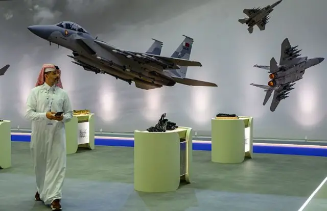 در نمایشگاه دوحه انواع جنگ افزار به نمایش گذاشته میشود