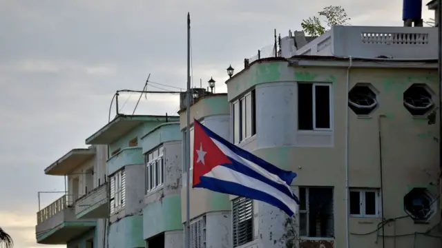 Bandera cubana a media asta.