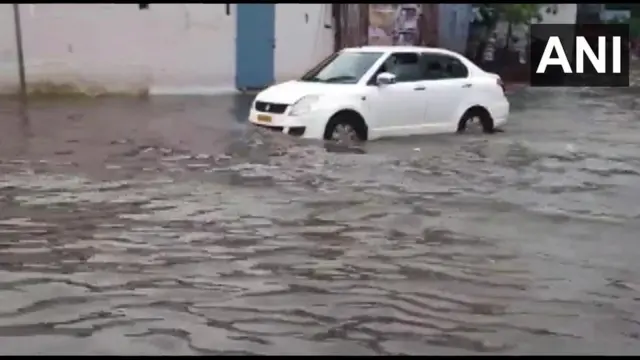 వర్షపు నీటిలో మునిగిన కార్లు