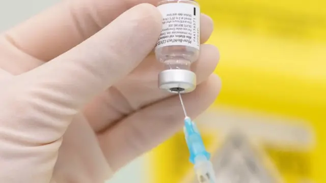 নতুন বৈশিষ্ট্যের ভাইরাসটির ক্ষেত্রে ভ্যাকসিন কাজ করবে কিনা তা নিয়েও প্রশ্ন উঠেছে।