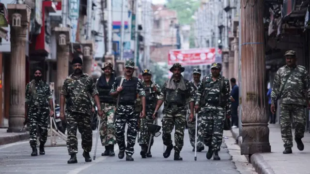 ஊரடங்கு பிறப்பிக்கப்பட்ட ஜம்மு நகரில் செவ்வாய்க்கிழமை ரோந்து செல்லும் பாதுகாப்புப் படையினர்.