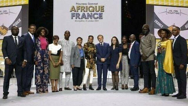 Le président français en compagnie de membres de la société civile africaine